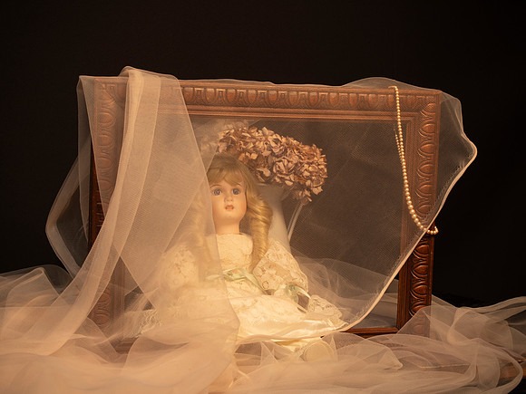 SOUS LE VOILE - NATURE MORTE À LA POUPÉE