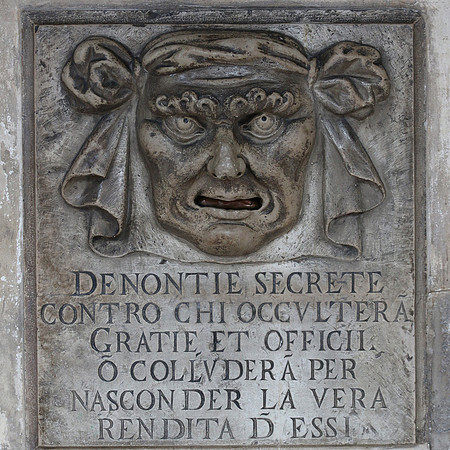 LA BOUCHE AUX SECRETS